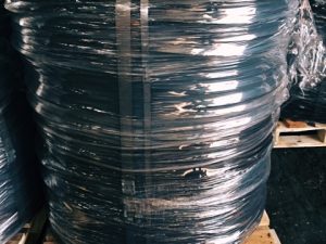 Juoda atkaitinta viela popierius, plastiko pakavimui – rozetėmis po 200 – 1000 kg